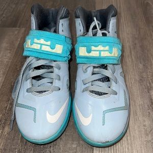 Nike Lebron Zoom Soldier 599818-402 Silver Armory Blue Boys Sneakers